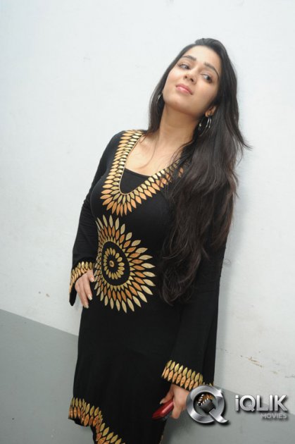 Charmi-at-Pratighatana-Trailer-Launch